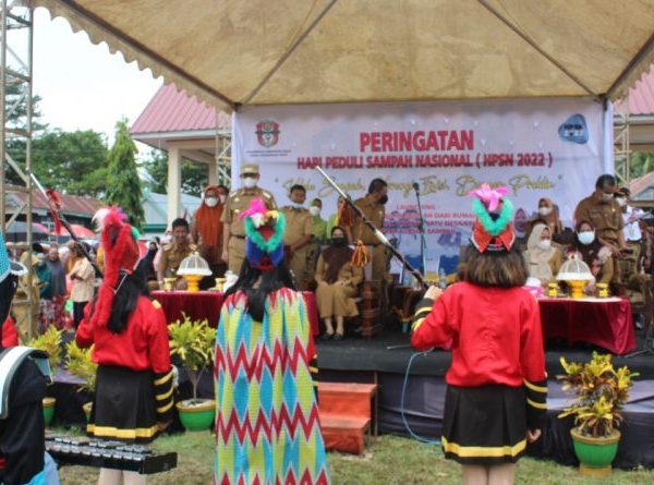 Hari Peduli Sampah Nasional Tahun 2022 Tingkat Kabupaten Wajo dimeriahkan Drumband Latenribali SMPN 1 Sengkang